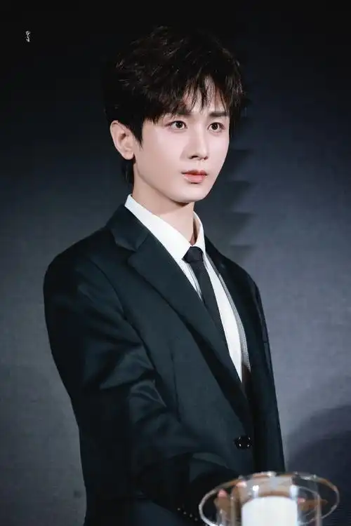 成毅黑西装上班