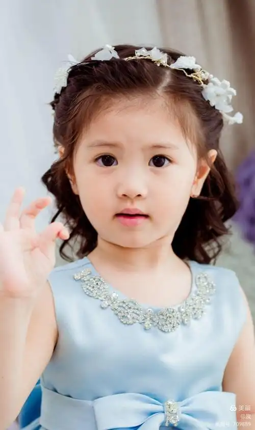 三岁的小女孩玲珑剔透!