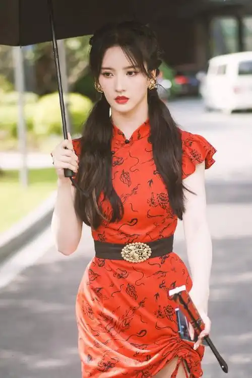 刘些宁为秀腿真拼穿短旗袍下摆还打个结漫画腿真抢镜
