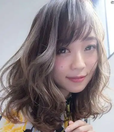 额头窄脸长的女生适合什么发型?唤起青春的女孩卷发图