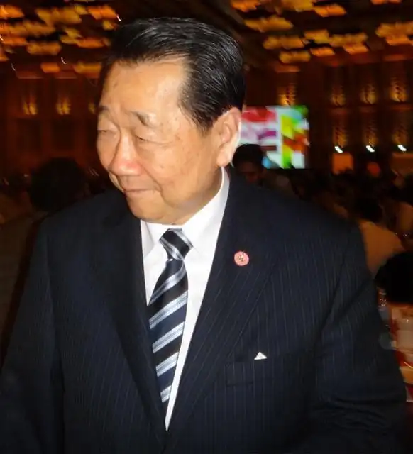 令人惊叹的是,新首富苏旭明和刚刚让位的首富谢国民,不但是潮汕老乡