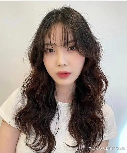 夏天适合烫的s烫发,好看减龄很百搭,也比较容易打理,这样的卷度很显发