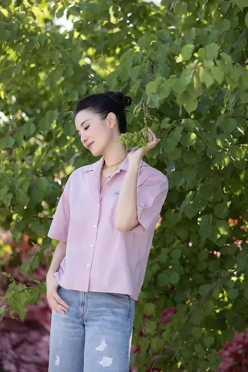 宋佳穿搭全身照(宋佳发布夏日清新写真大片)(3)