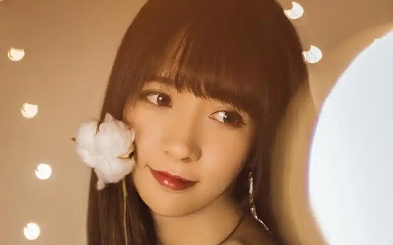 齐刘海美女性感露肩写真图片桌面壁纸