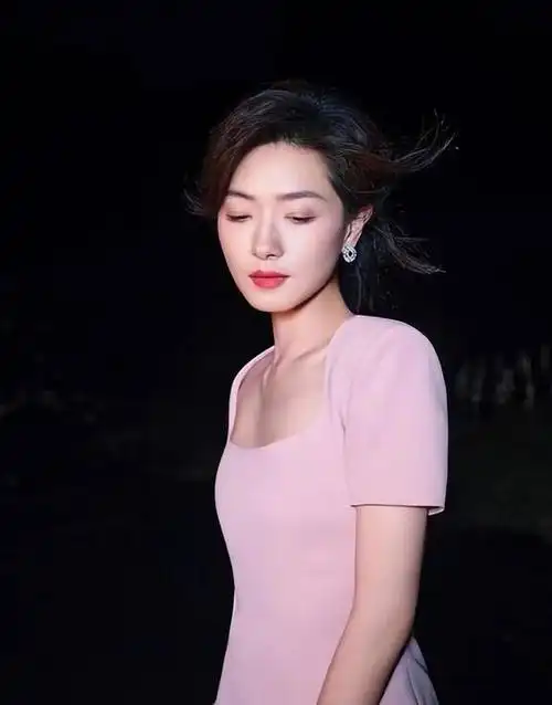 演员万茜从不炒作嫁普通丈夫40岁高龄为小丈夫生孩子