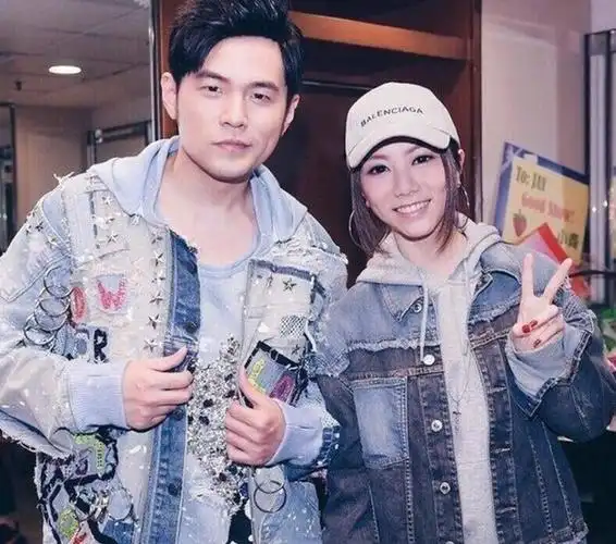 2014年,邓紫棋初登我是歌手舞台,主持人张宇介绍完她的名字后,全场