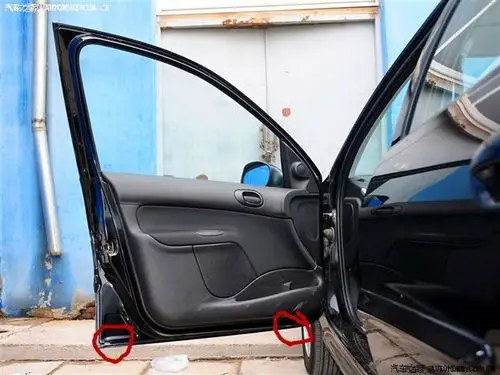 排水孔位置在图中画圈的位置,后门也有的,都得留出来啊.