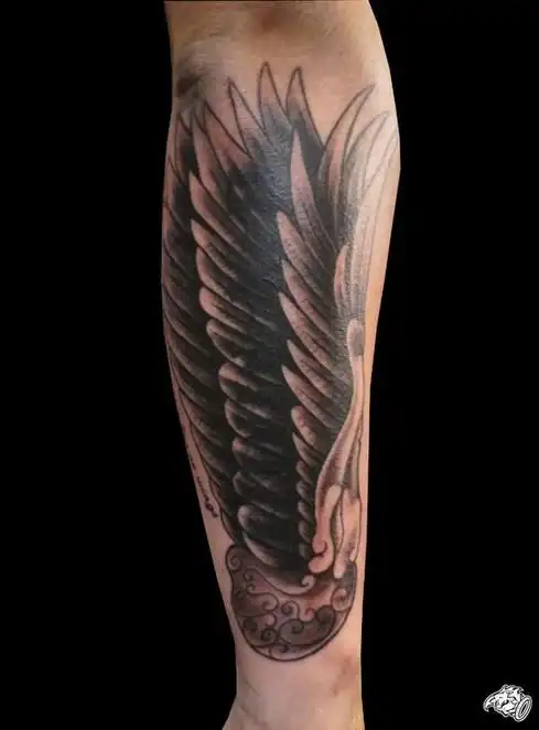 健壮男子手臂翅膀纹身图案大全分享