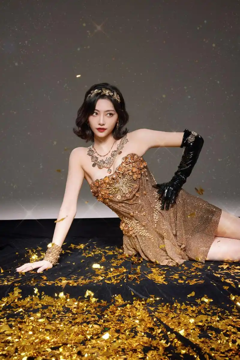 许佳琪金箔纸艳照大曝光,白皙美腿诱人十足#许佳琪蝎子腿# #许佳琪