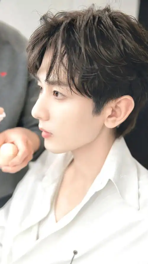 成毅狐妖片场侧颜照