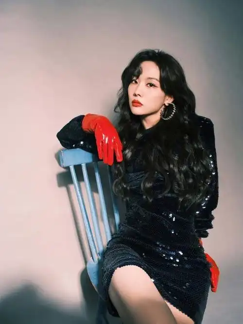 王霏霏红黑造型好绝紧身裙包裹出曲线美配色夺人眼球