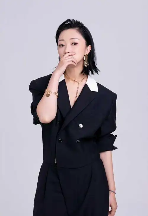 39岁张瑶剪了锁骨发好洋气,穿黑色西装套装亮相,意外减龄又时髦