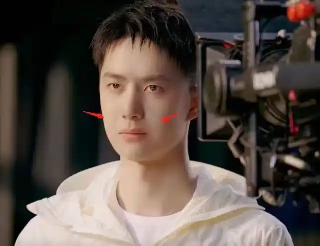 王一博近照曝光,颜值下降:脖子粗脸圆法令纹深_网友_健身_文章