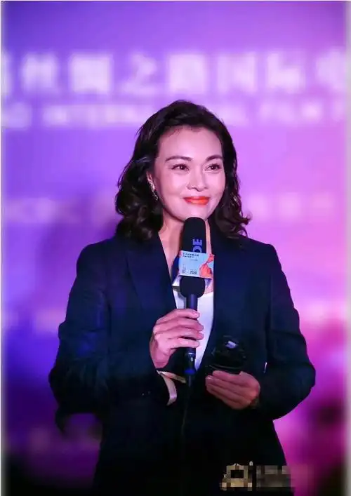 51岁老戏骨史可生活近照容光焕发风韵依旧混血儿子越长越壮