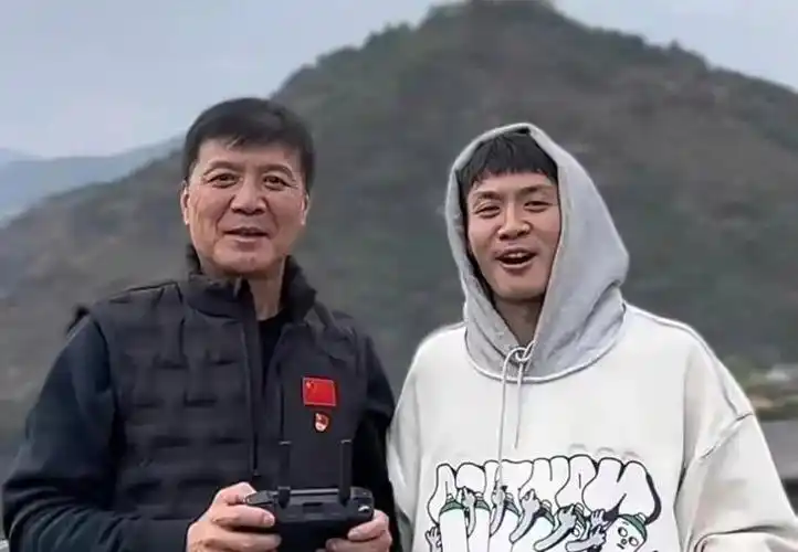 当天刘思博穿着一件白色卫衣,脸上洋溢着笑容,而刘之冰虽然年纪不小了