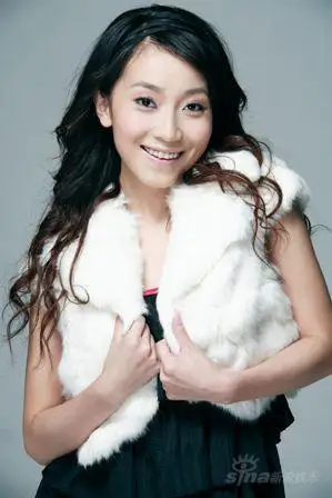 许歌写真阳光动感青春笑颜展露花的姿态附图