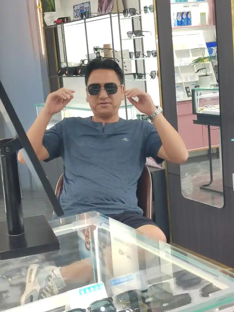 80后中年男士96墨镜一戴谁也不爱 - 抖音