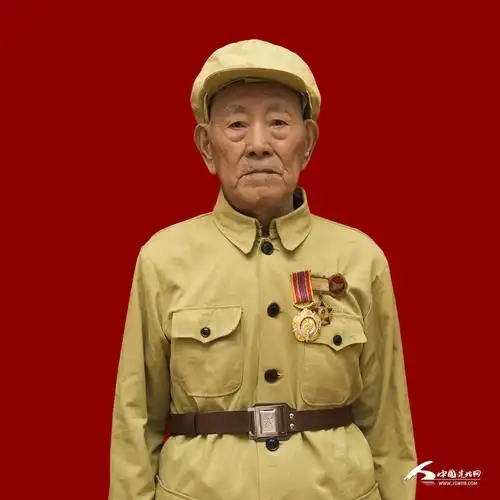 建始为老兵重拍戎装照重温军旅梦