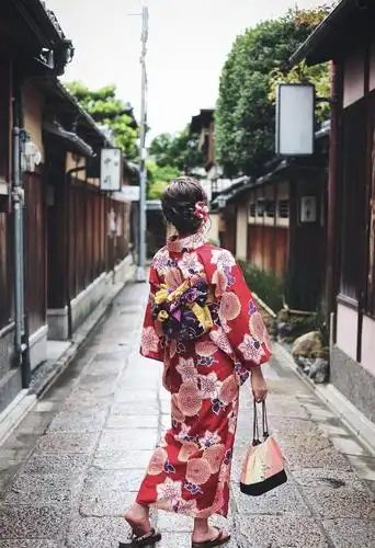 日本女性穿和服为什么背后要背一个小枕头?今天可算知道真相了