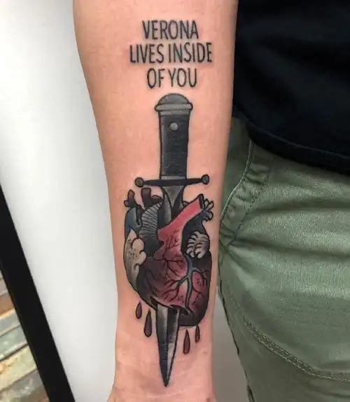 男生手臂上心脏和匕首纹身图片心脏纹身图案