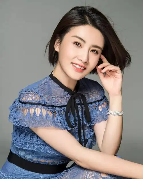 贺丹丹专注的对待表演