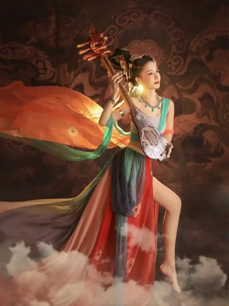 梦回敦煌96飞天神女今犹在丨古风写真 96彩云腾驾舞娉婷,反弄琵琶