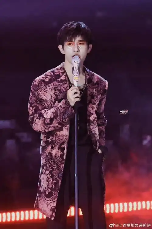 易烊千玺扭在我的心巴上