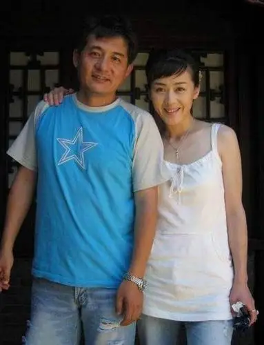 24岁获金鹰影后一炮而红,嫁给知名导演被家暴,今嫁给世界冠军