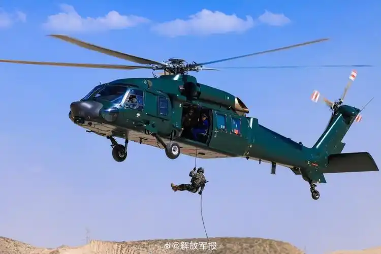 武警特战队员直升机融合训练 酷