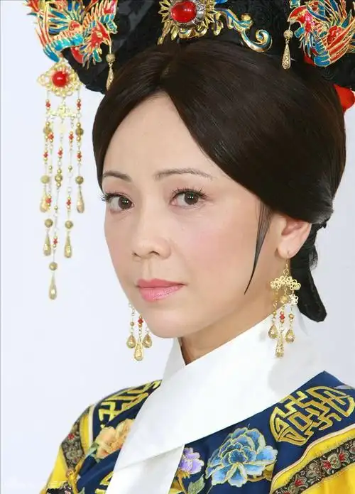 《新还珠格格》中的皇后邓萃雯