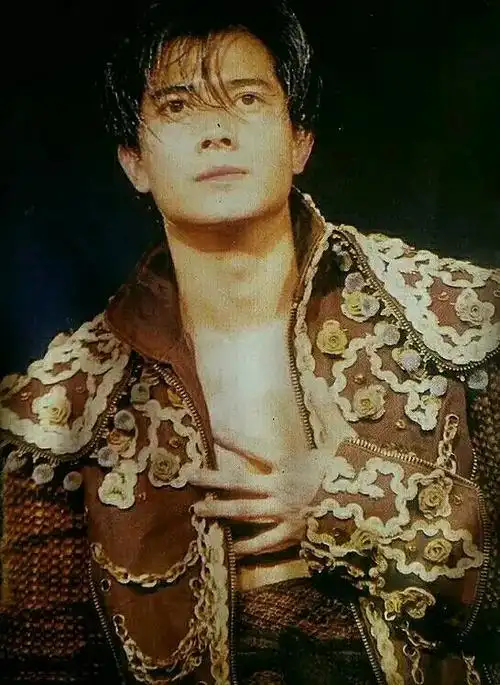 简介:郭富城经典帅气老照片第二弹,分享一组郭富城图片给大家,图中的