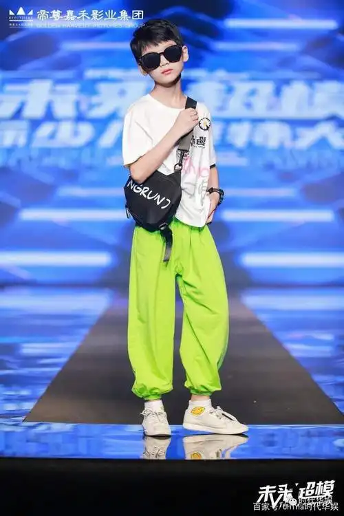 综合这几点定点pose的因素,童模在定点摆造型时动作要做得自然协调,恰