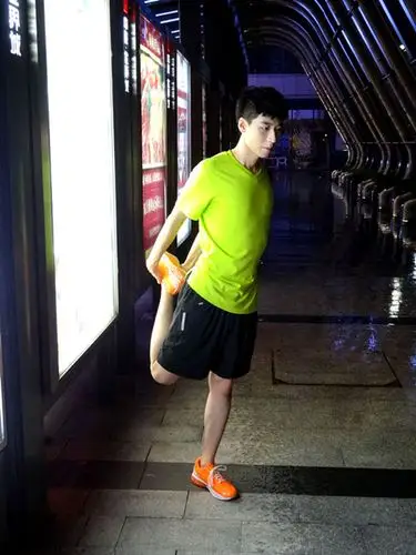 王博文受邀拍杂志运动王子偶像进化中