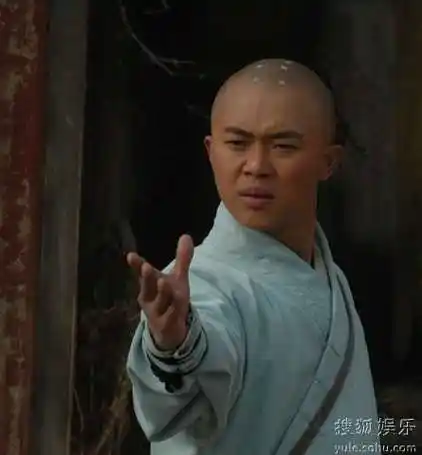 徐明虎14日,《少林寺传奇3》片场再次出现演员受伤,饰演六师兄的许明