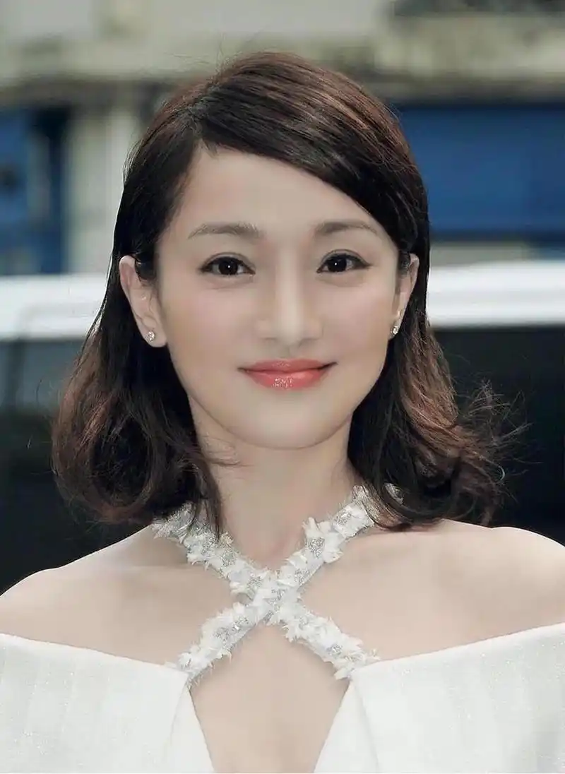 年轻时的蔡少芬颜值十分惊艳,十分耐看有一种说不出的美,和张晋结婚后