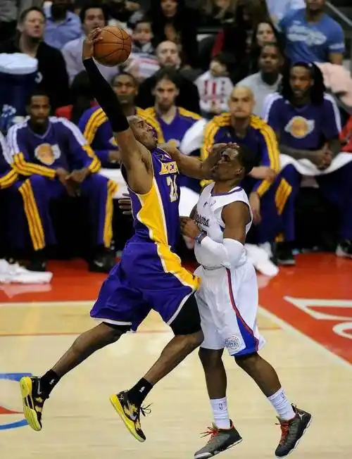 梗玩过头?模仿科比坠机引众怒真实讨论科比影响力