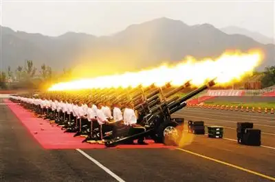 阅兵礼炮部队在京郊某训练基地进行实弹鸣放演练.