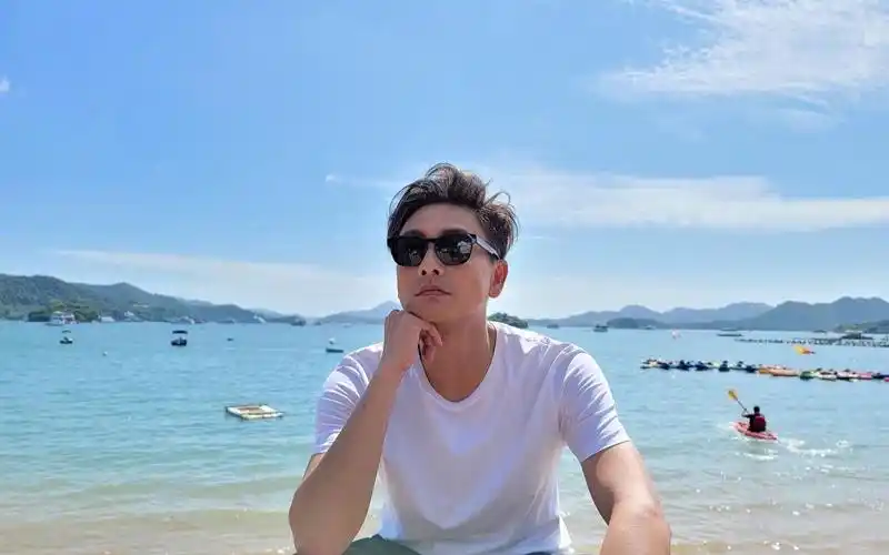 黄宗泽疑似携新欢聚餐庆祝本人亲自回应努力认识着