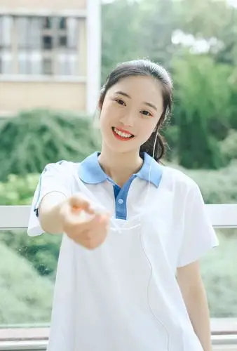 清纯阳光学生美女校服写真图片