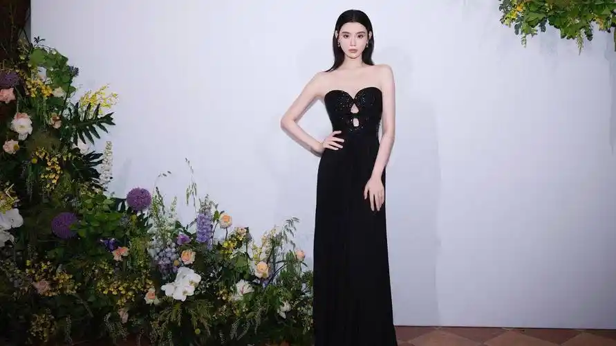 奚梦瑶抹胸礼服美翻了!_表演_黑色_时尚