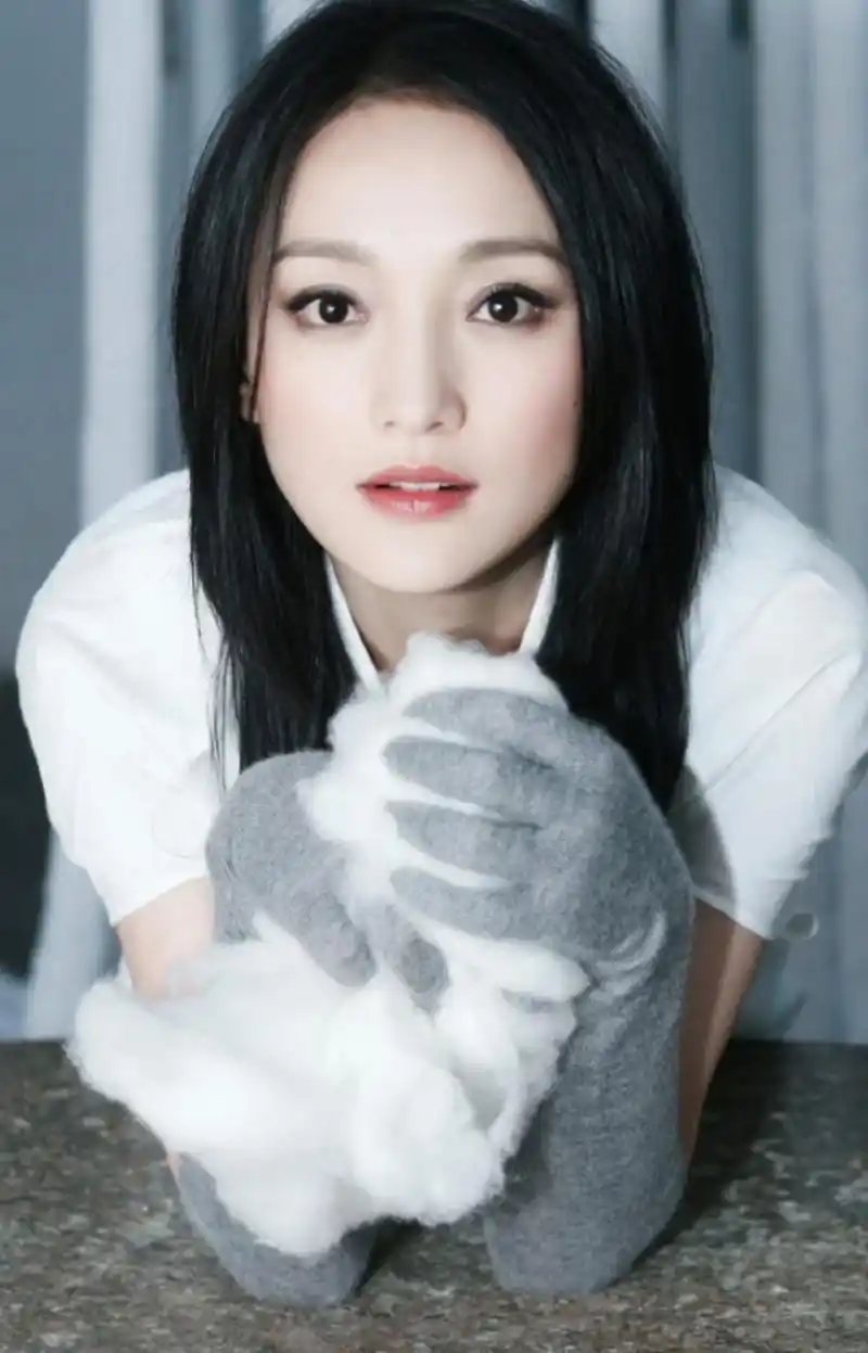 年轻时的周迅长得很有灵气,很是招人稀罕.