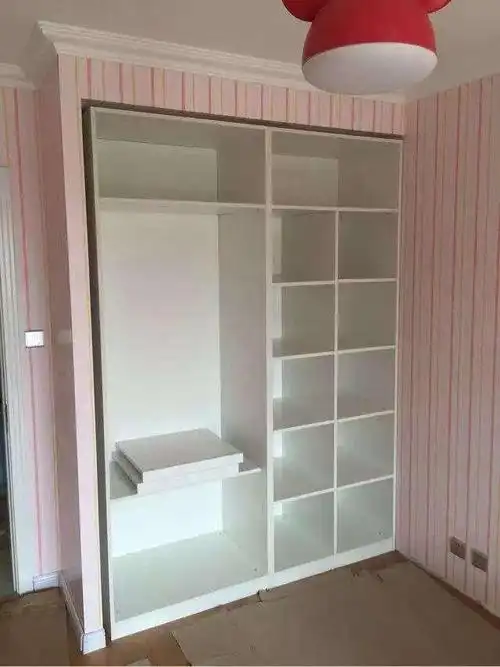 无论你家里的衣柜是专门找木工师傅当场打制的,还是全屋定制的,总有要