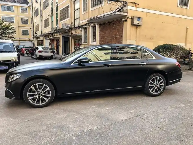 奔驰e300l车身改色膜电光黑,给自己得爱车换个颜色就像自己换个发型和