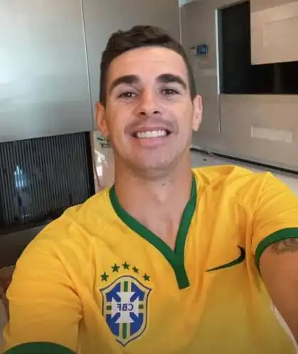 心系国家队,奥斯卡身披巴西五星战袍为球队决赛加油