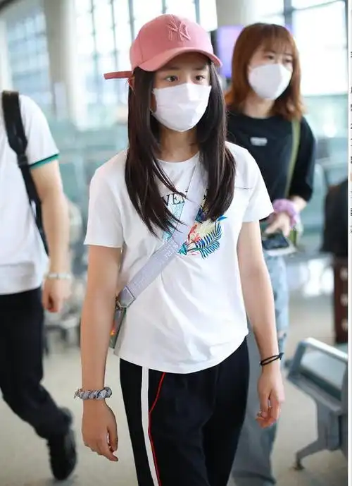 田亮携女儿走机场,12岁森碟身高再过一年就要赶上爸爸了