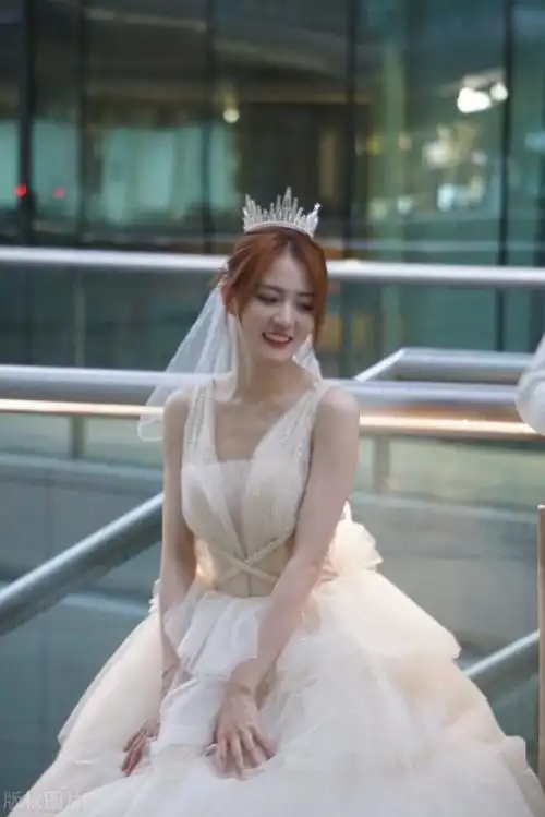 徐璐穿香槟色婚纱造型街拍,肤白貌美,笑容甜美