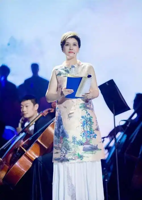 当邓婕换上一袭亮片旗袍裙真是雍容华贵,金色时尚,湖蓝刺绣铺陈的裙身