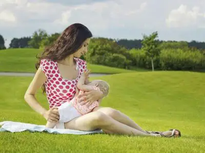 哺乳期来月经真的不能给宝宝喂奶吗