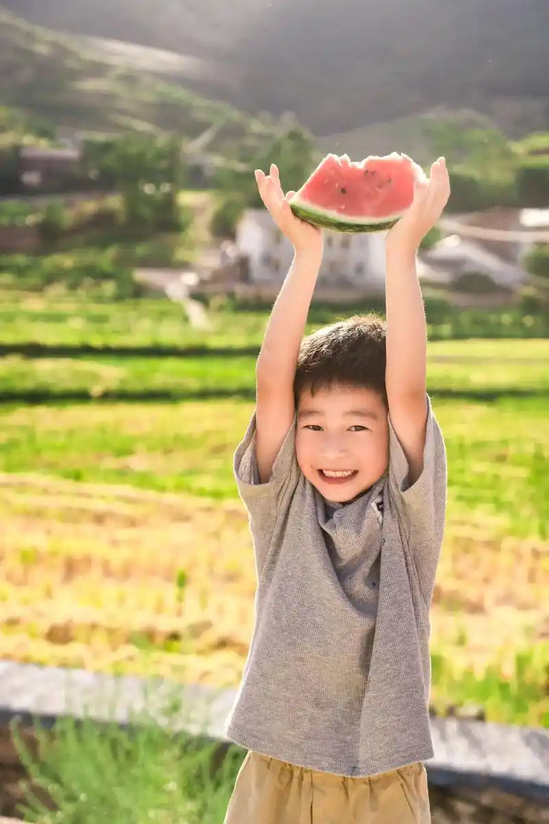 摄影师爸带着小宝贝在稻田边的户外活动,同时也祝所有的朋友中 - 抖