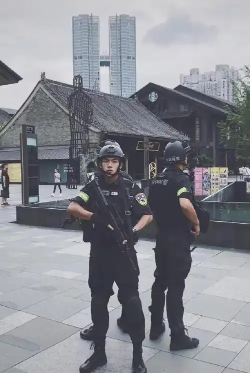 白敬亭新剧原型90后中国特警又帅又温柔3亿女生在线喊老公